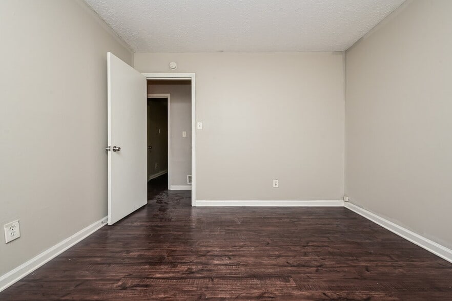 Building Photo - 3201 Chippewa Dr