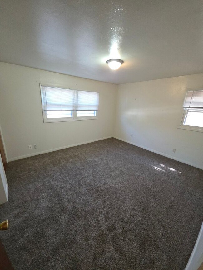 Building Photo - 1355 Elm Ave