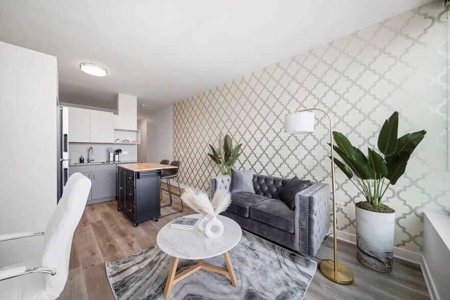 Building Photo - 347 S Clark St