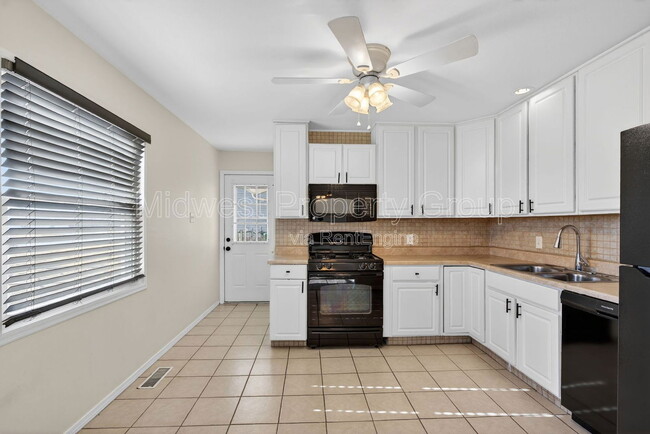 Building Photo - 36 Jamestown Dr