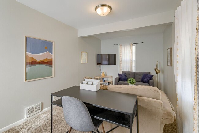 Building Photo - Cozy 2 Bedroom With Fenced Yard & Parking, Minutes from Old Market!!