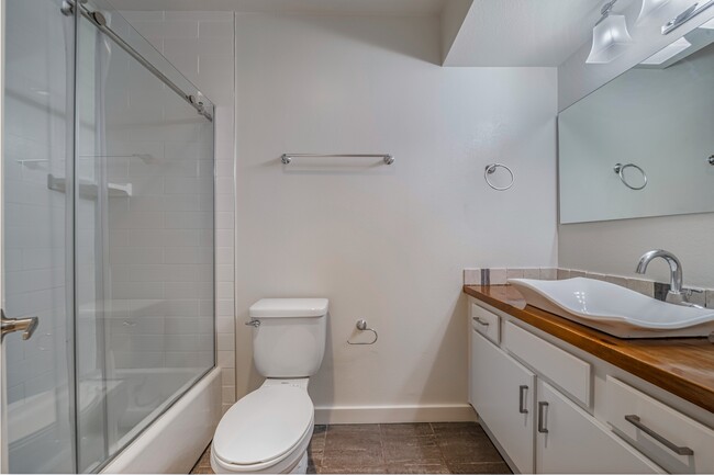 Building Photo - 449 N Catalina Ave