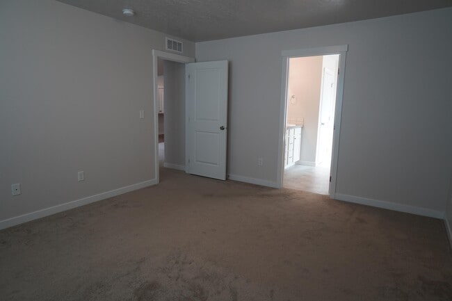 Building Photo - 1701 W Crystal Falls Ave