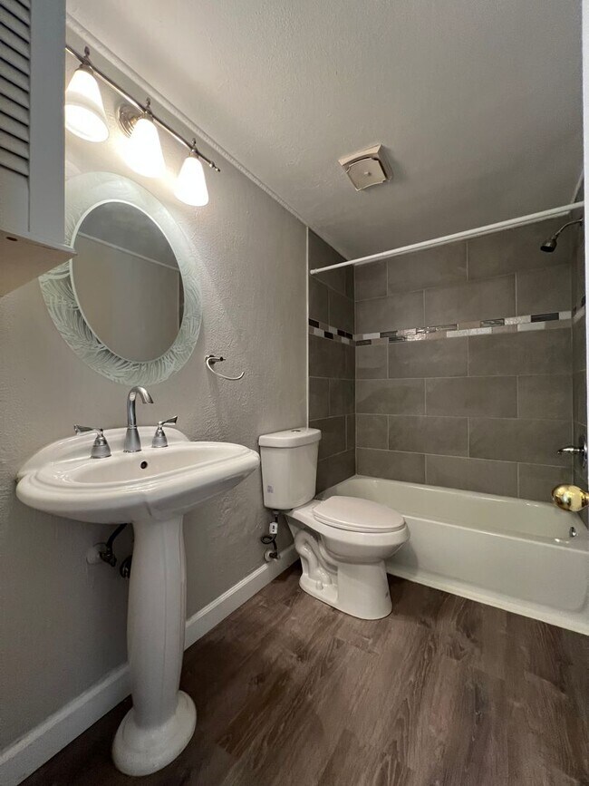 Building Photo - $1,695 ** Annual ** Available 6/1/26 ** Recently Upgraded **3 Bedroom / 2 Bath * Port Charlotte