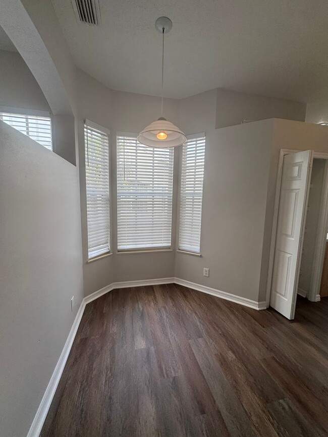 Building Photo - 3 BD / 2BA WATER VIEW CARRIAGE TOWNHOME