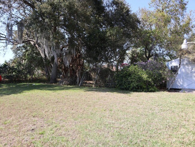 Building Photo - Beautiful Brick Home in Crystal Lakes Estate Call Carole Arcaro 386-216-4900 Deltona Lakes Realty