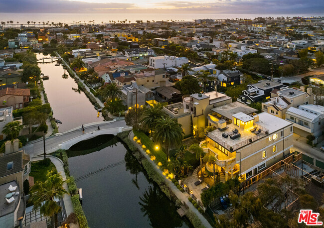 Building Photo - 405 Sherman Canal