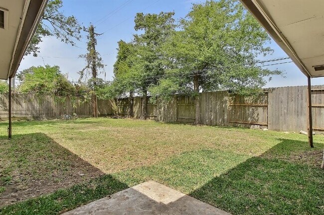 Building Photo - 1719 Longhorn Dr