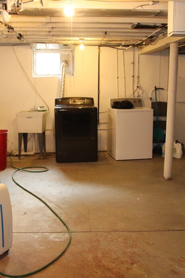 Building Photo - 2034 Warren Rd