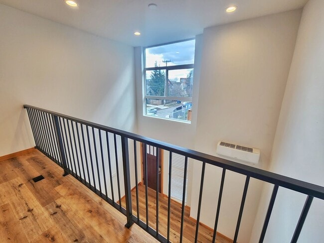 Building Photo - Beautiful 2 Bed 1.75 Bath Townhome in Central District