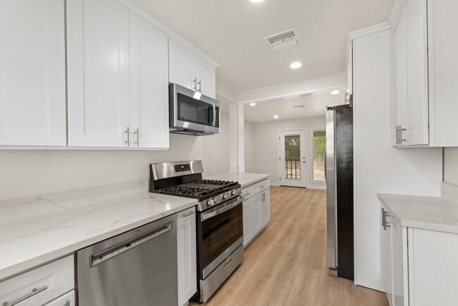 Building Photo - Nice 5 bedroom house on Ewing!