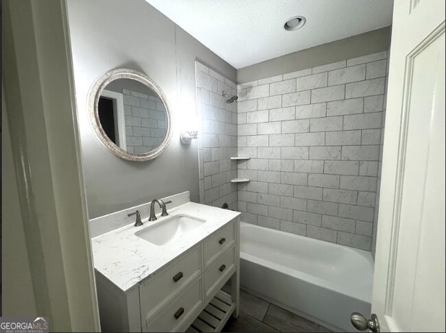 Building Photo - 427 Meadowlark Dr