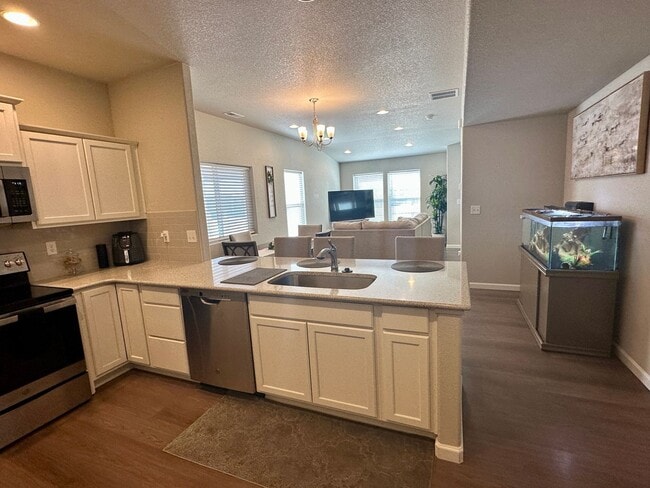 Building Photo - LIKE NEW CHAPEL HEIGHTS TOWNHOME w/ PIKES PEAK VIEWS - Security Deposit Waiver Available