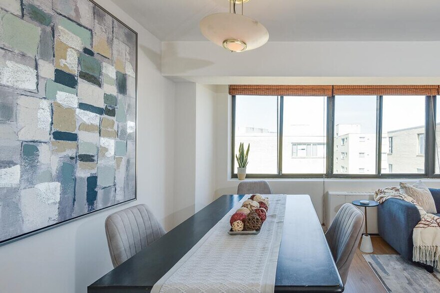 Building Photo - 522 21st St NW