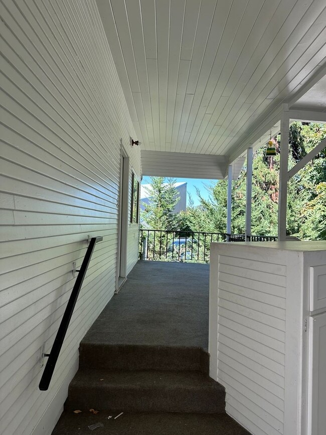 Building Photo - Roseburg 2 bedroom 2 bath home