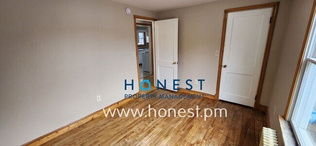 Building Photo - 4 Pierce St