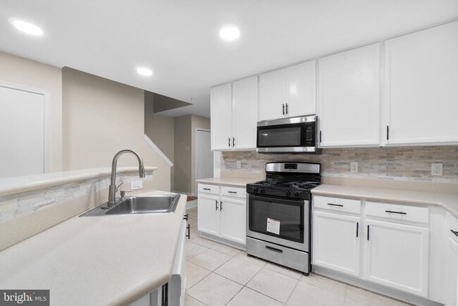 Building Photo - 111 Cavenrock Ct