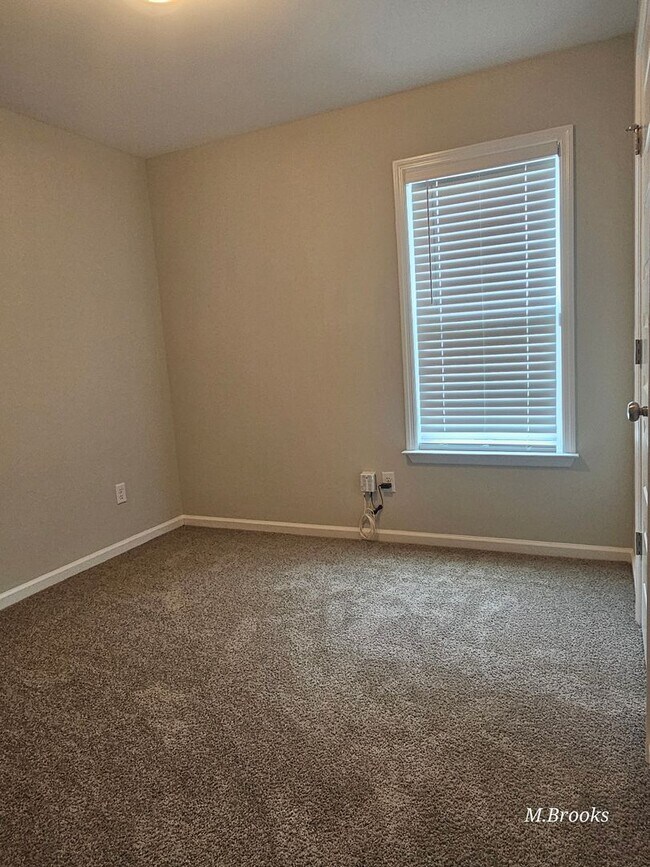 Building Photo - 1704 Almond Tree Pl