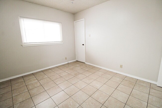 Building Photo - 3223 Tree Grove Dr