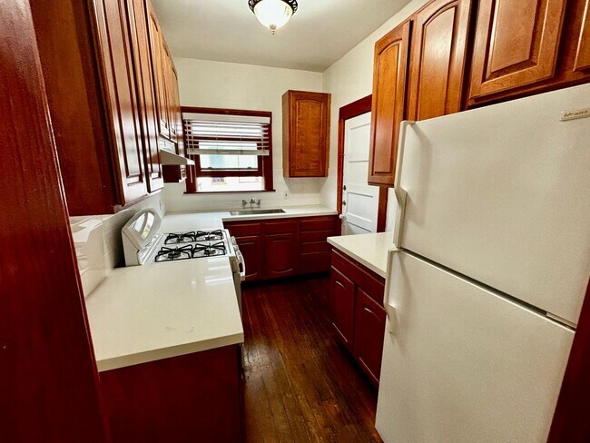 Building Photo - Large 1 bedroom 1 bath located in Golden Hill