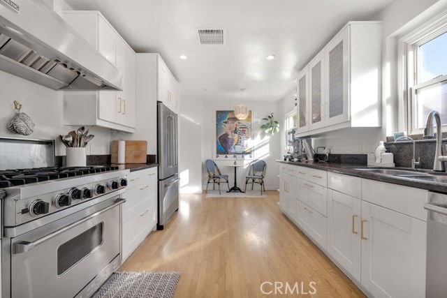 Building Photo - 5727 Colbath Ave