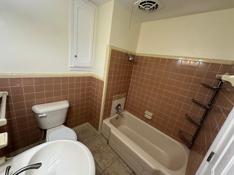 Building Photo - 5007 Spring Hill Dr