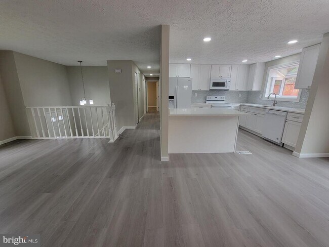 Building Photo - 7598 Springfield Hills Dr