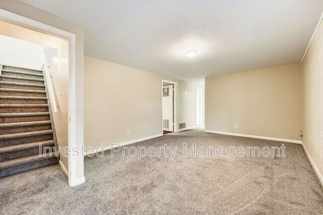 Building Photo - 403 Elmwood Dr