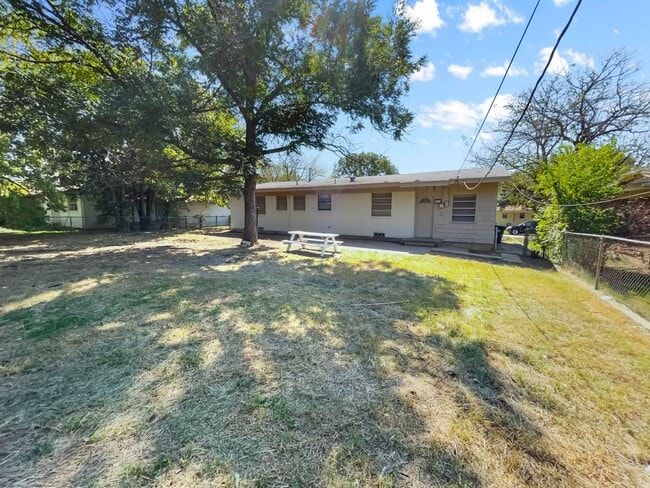 Building Photo - Charming 3-Bedroom Home in Desirable Fort Worth Neighborhood