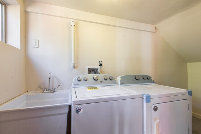 Building Photo - 7846 Lilac Ln