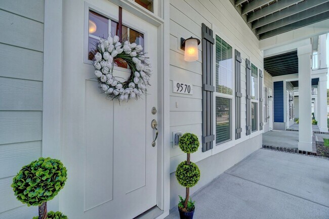 Building Photo - 3-Bedroom Townhome w/Attached Garage! Avai...