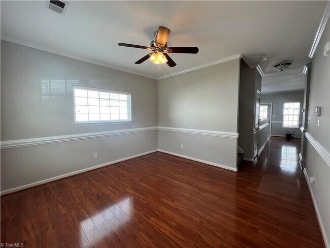 Building Photo - Fabulous 3BR 2.5BA Townhome with Community...