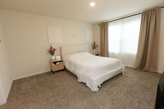 Building Photo - 4 Bedroom 2 bath home for rent