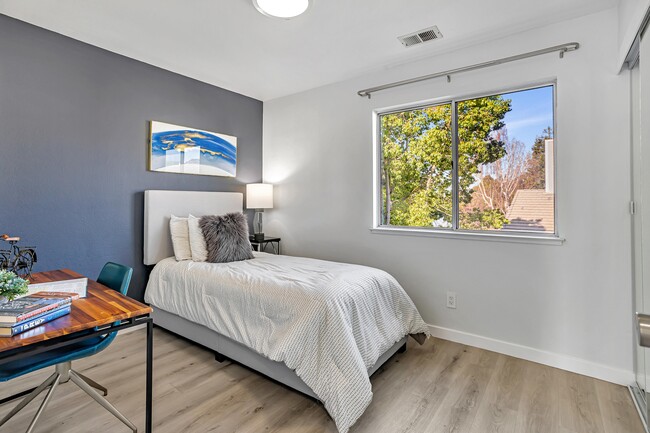 Building Photo - 427 Summerwood Dr