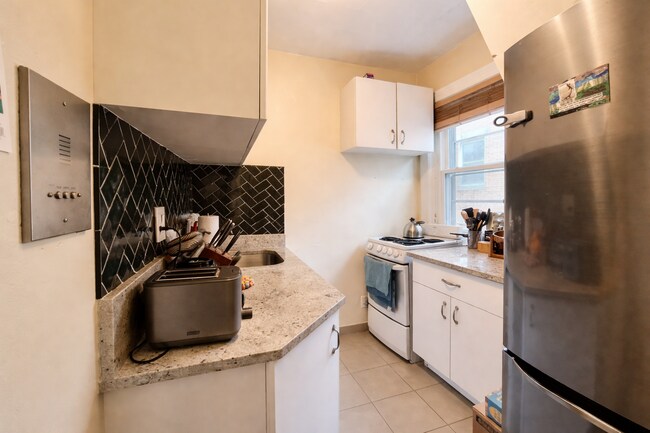 Building Photo - 1748 Beacon St