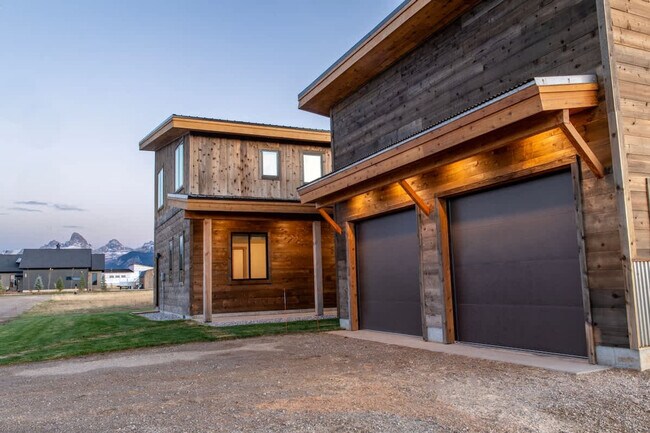 Building Photo - 3402 Alta Vista Dr