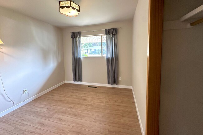 Building Photo - 3 bd Rambler in View Ridge Neighborhood