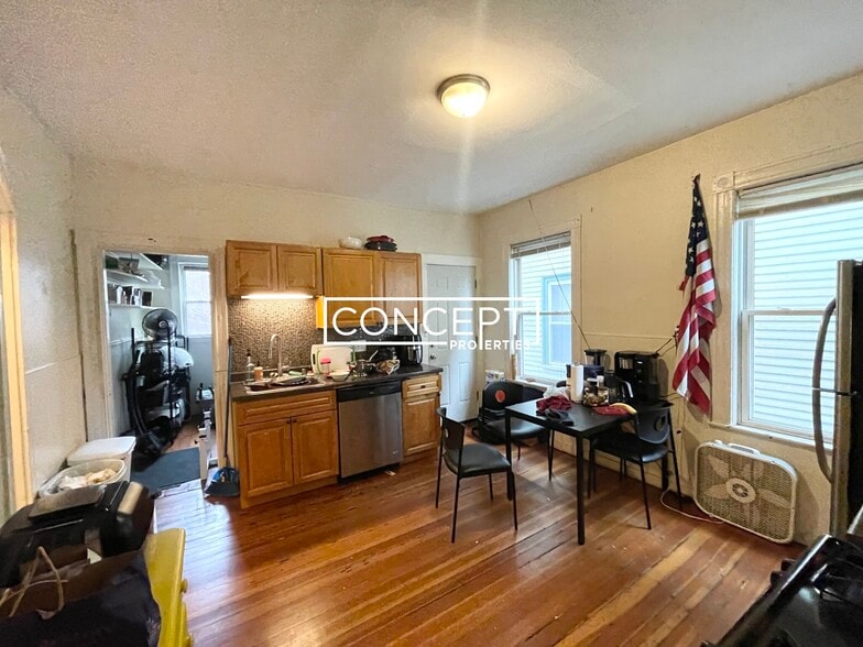 Building Photo - 65 Hillside St