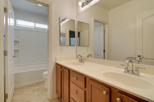 Building Photo - FANTASTIC 3 BEDROOM 2.5 BATH IN NORTH LAS ...