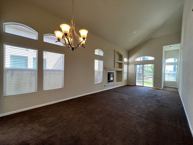 Building Photo - Beautiful 4 Bedroom Home in the Villas Gat...