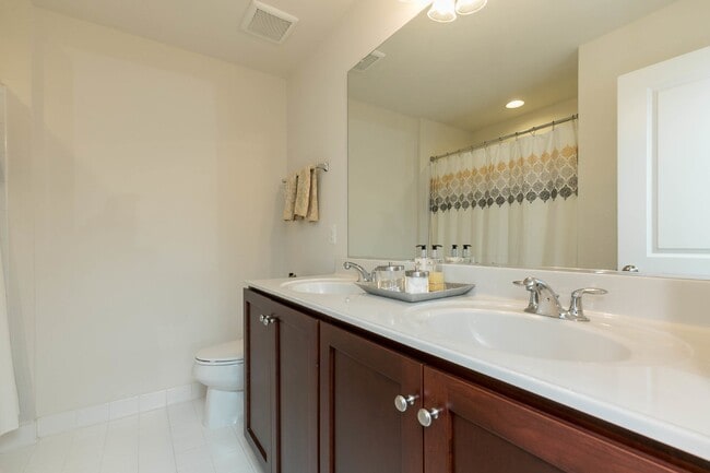Building Photo - Luxurious 4-Bedroom Townhouse with 2 Car Garage in Manassas!
