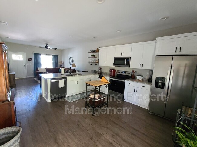 Building Photo - 316 SW Yulan St