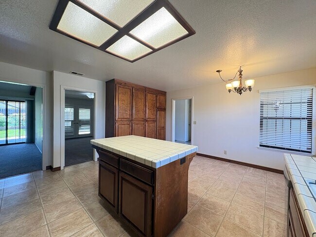 Building Photo - Spacious 4 Bedroom Home in Quiet Galt Neighborhood