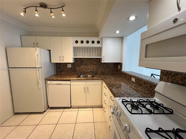 Building Photo - 3140 S Ocean Dr