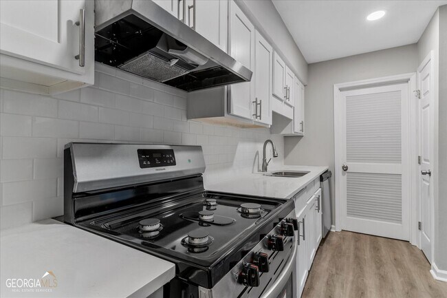 Building Photo - 1701 Hawthorne Ave