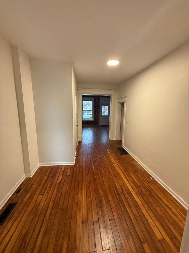 Building Photo - 3-Bedroom, 2.5-Bath Spacious Townhome located in Merion Village