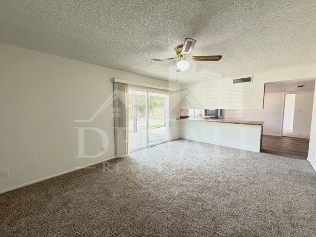 Building Photo - 1016 W Nido Ave