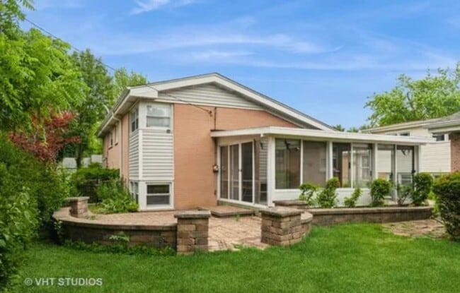 Building Photo - 532 Warren Rd