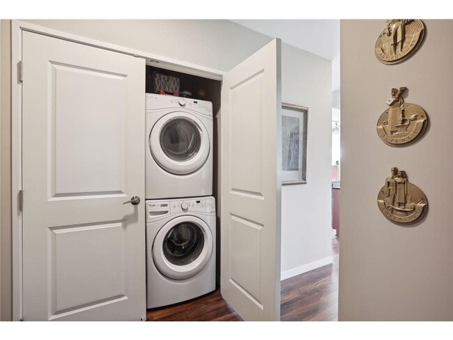 Building Photo - 401 SE Main St