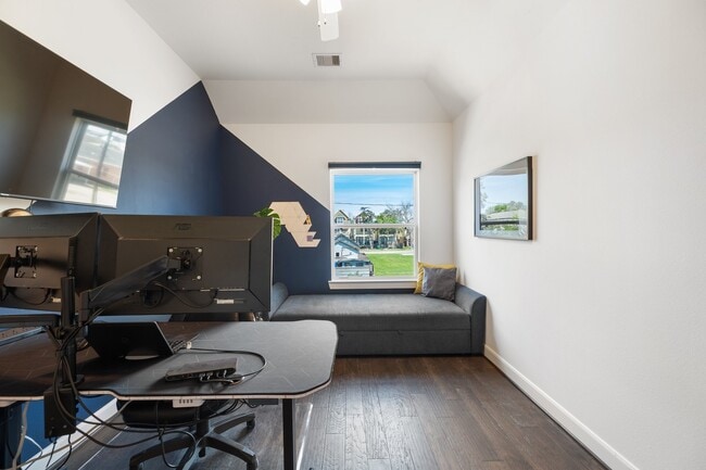 Building Photo - 817 W 19th St